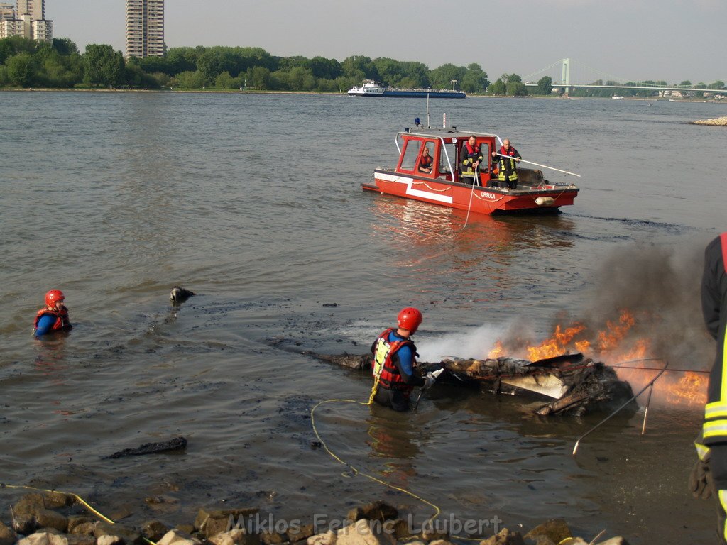 Kleine Yacht abgebrannt Koeln Hoehe Zoobruecke Rheinpark P128.JPG